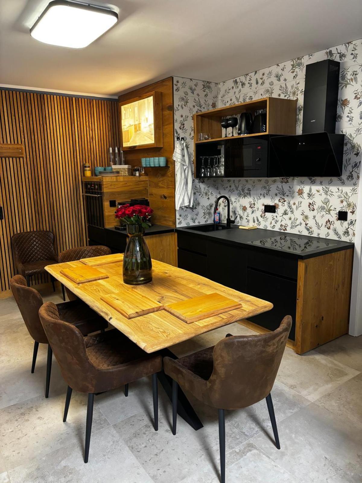 ארפורט Huebner Apartments מראה חיצוני תמונה