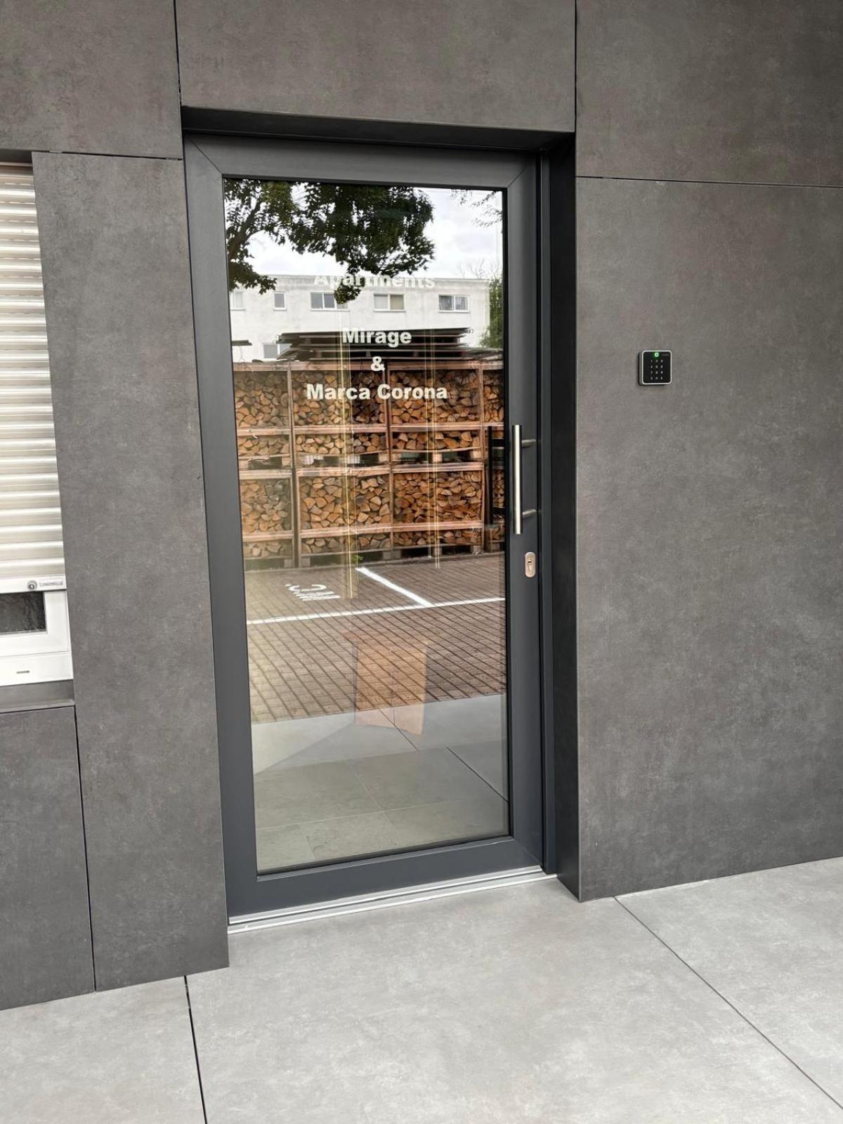 ארפורט Huebner Apartments מראה חיצוני תמונה