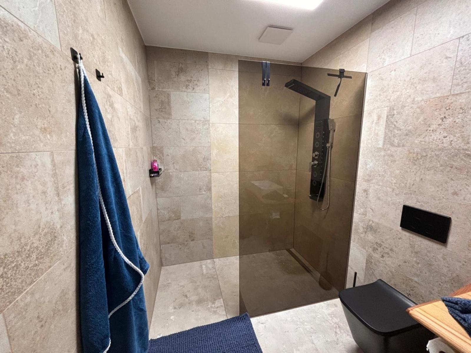 ארפורט Huebner Apartments מראה חיצוני תמונה