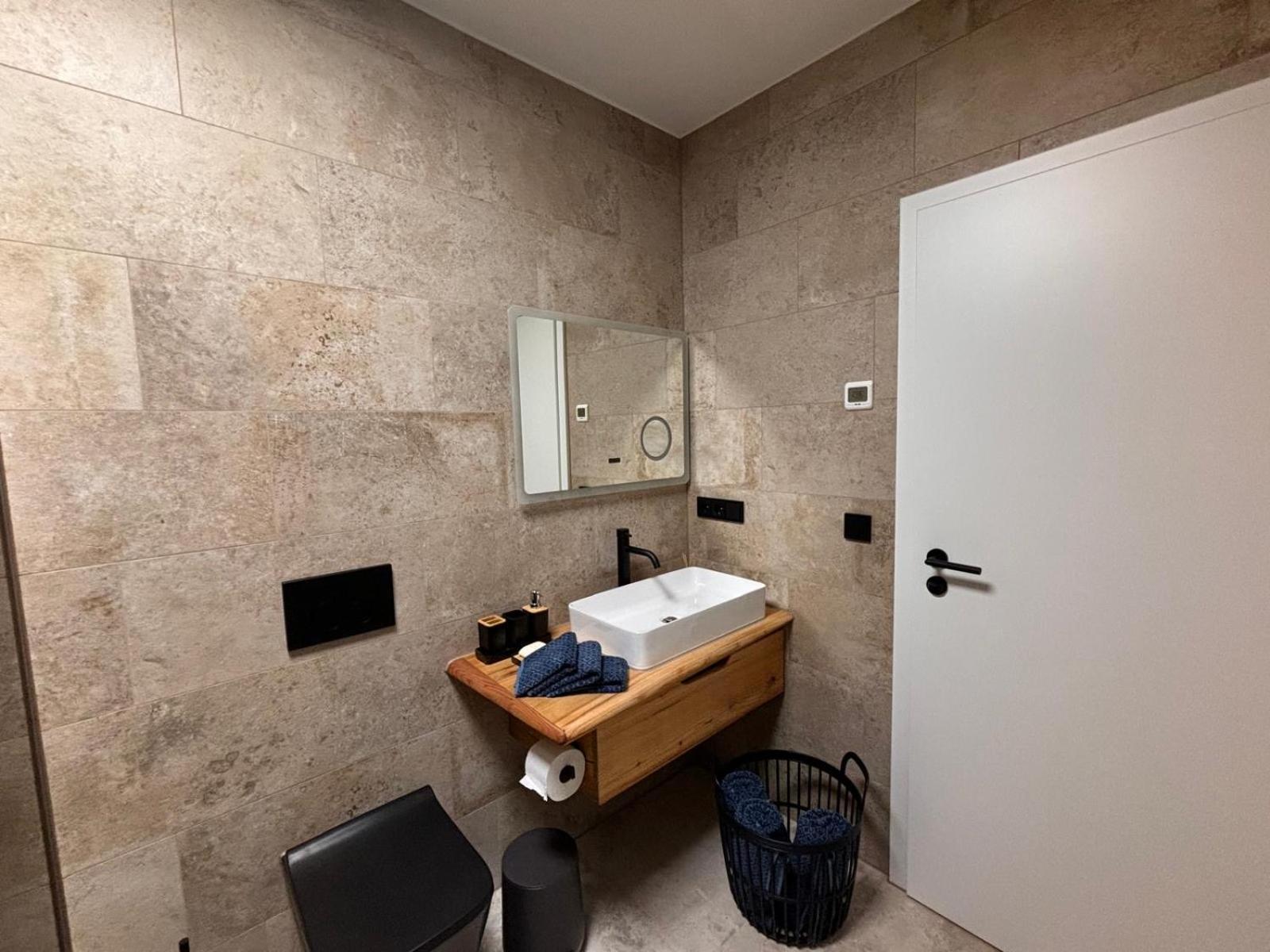 ארפורט Huebner Apartments מראה חיצוני תמונה