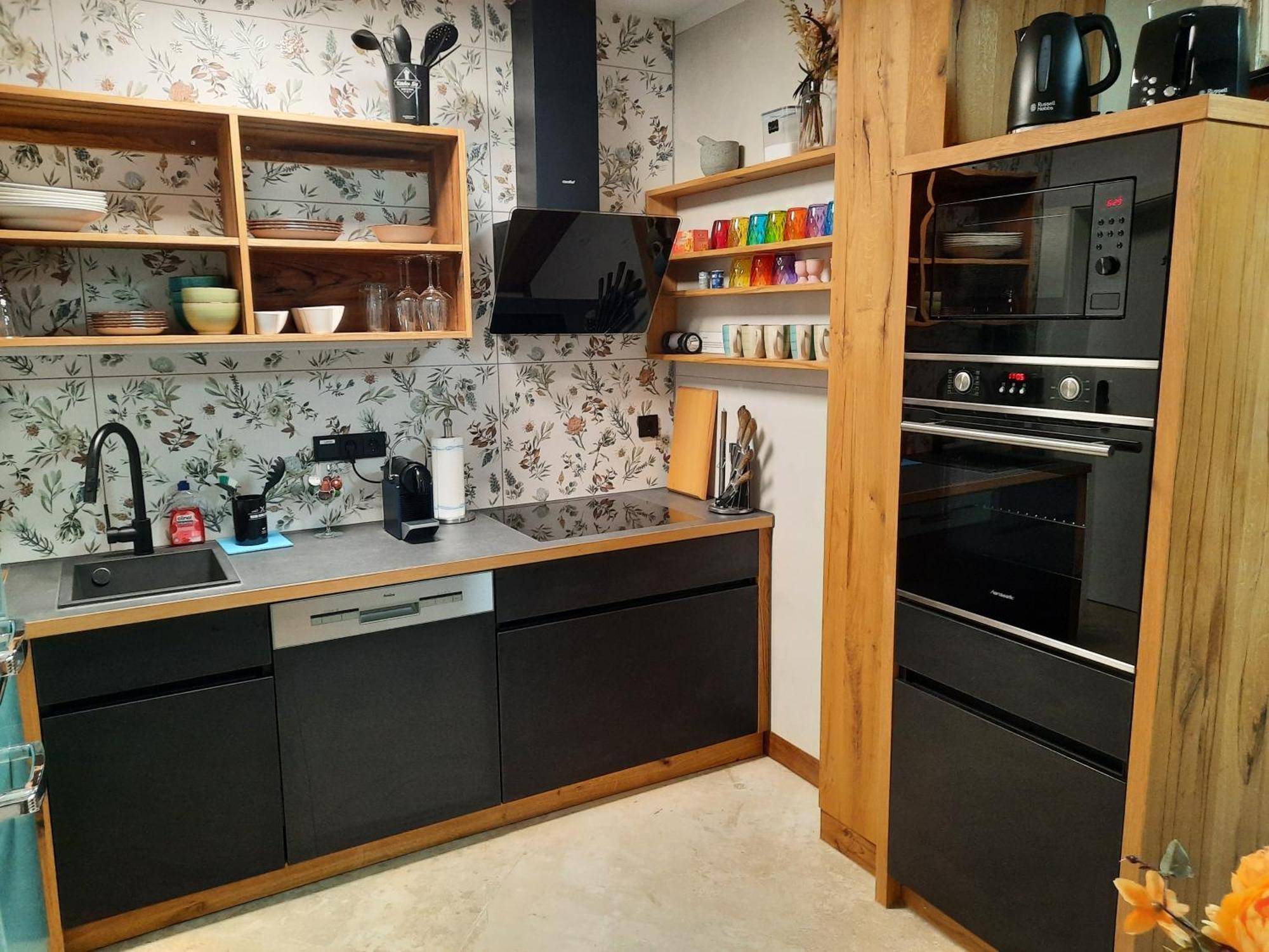 ארפורט Huebner Apartments מראה חיצוני תמונה